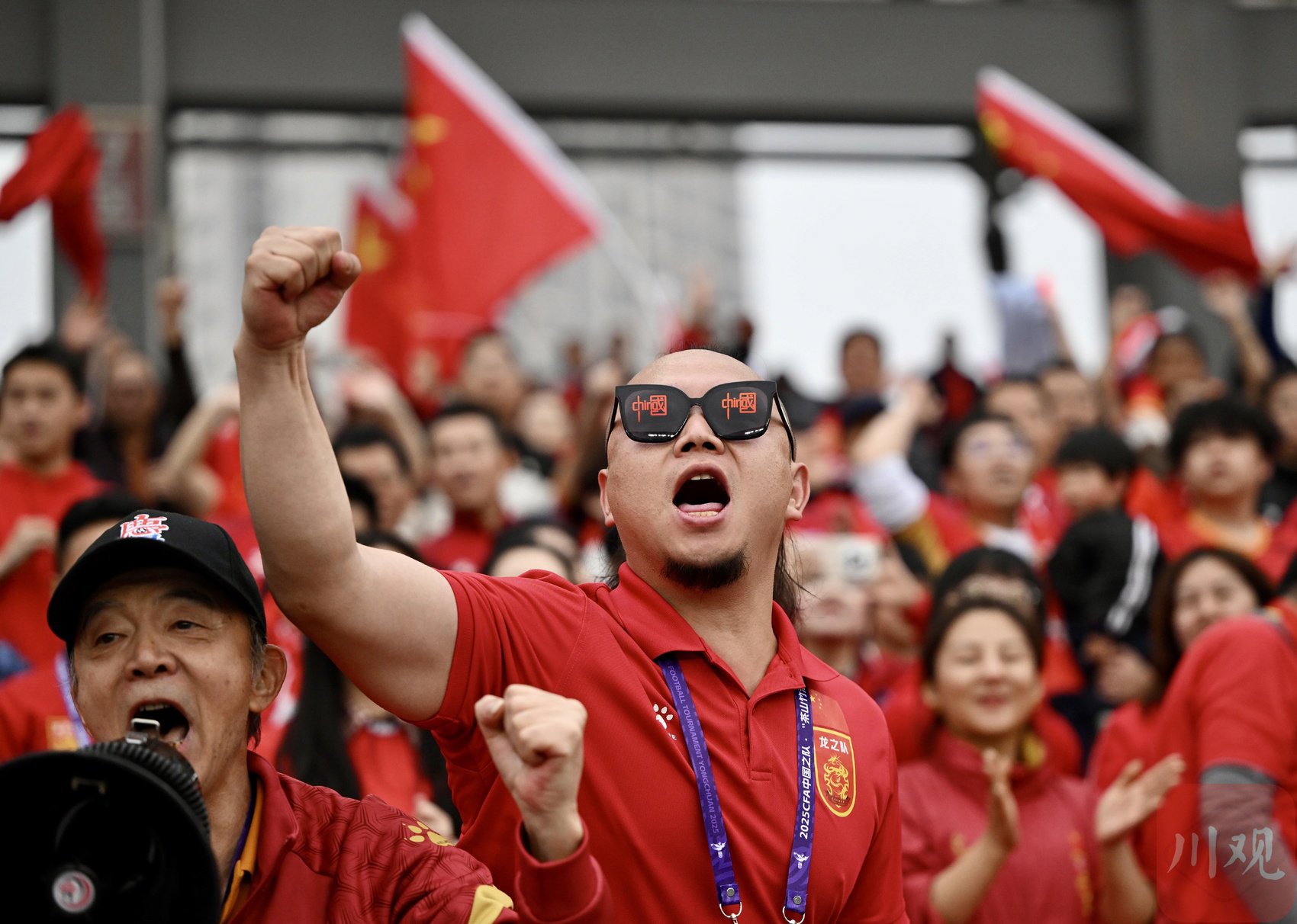 女足比赛现场气氛火爆，观众热情高涨的简单介绍