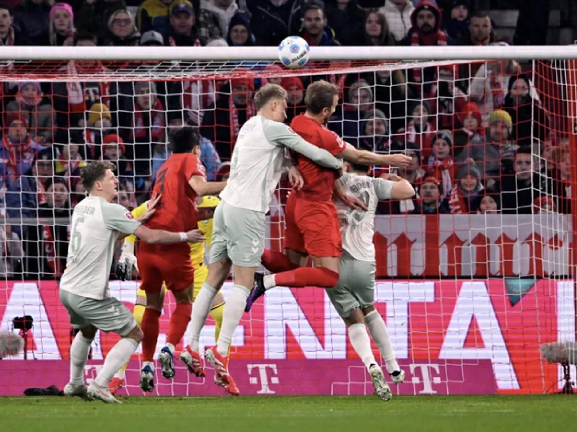 费德勒回归赛场，绝杀首场状态亮眼，拜仁观众沸腾！